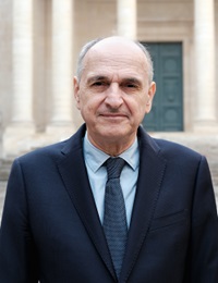 Michel Hochmann dans la cour d'honneur de la Sorbonne