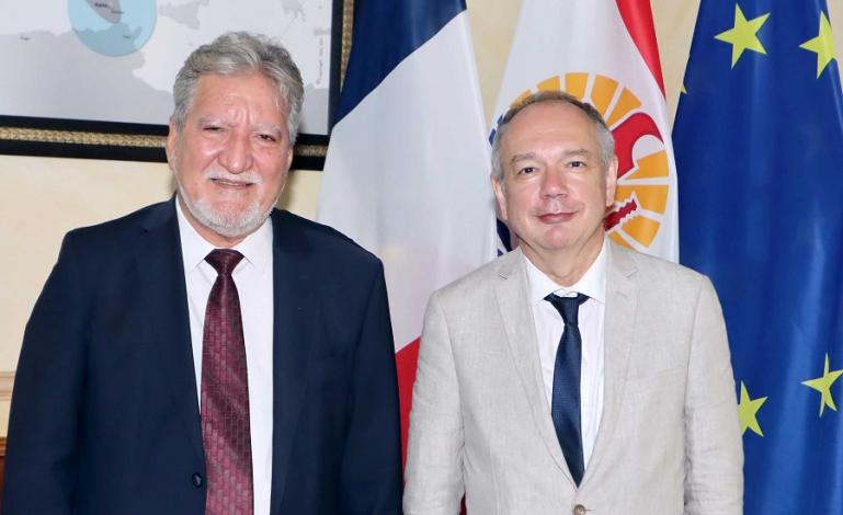 Le Vice-président de la Polynésie française, Jean-Christophe Bouissou et le Président de l’École Pratique des Hautes Études (EPHE), Jean-Michel Verdier