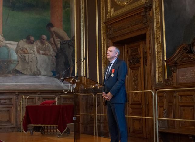 Jean-Michel Verdier reçoit la Légion d'honneur dans le Grand Salon de la Sorbonne