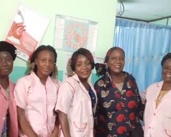 Lolita N’Sonde Senga (doctorante) avec l'équipe soignante suivi des femmes enceintes du CSI (Centre de Santé Intégrée) de Kibouéndé (Brazzaville).